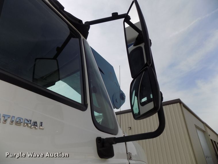 image for item DG2638 2004 International 7400  bucket truck