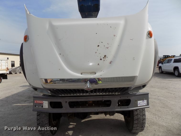 image for item DG2638 2004 International 7400  bucket truck