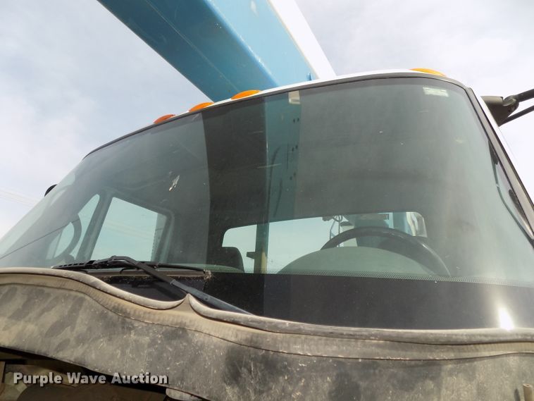 image for item DG2638 2004 International 7400  bucket truck