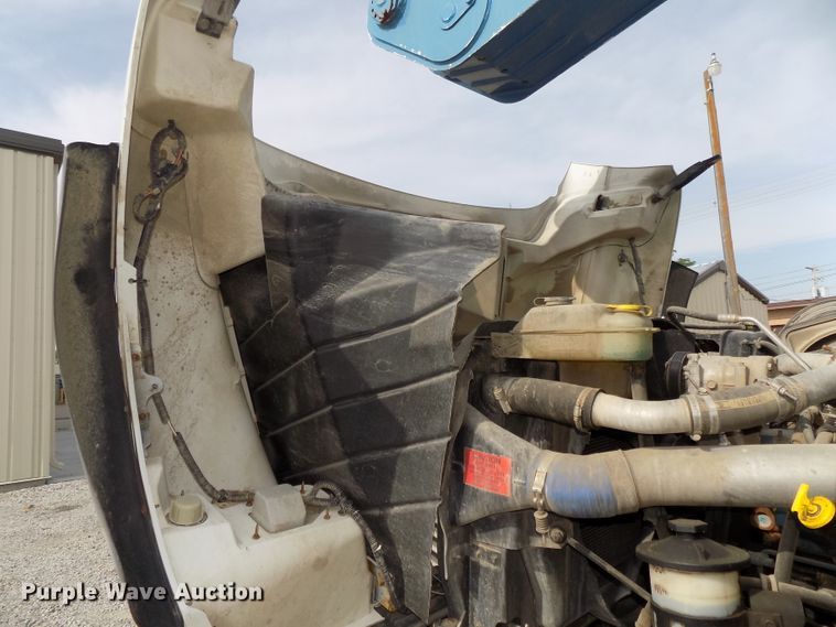 image for item DG2638 2004 International 7400  bucket truck