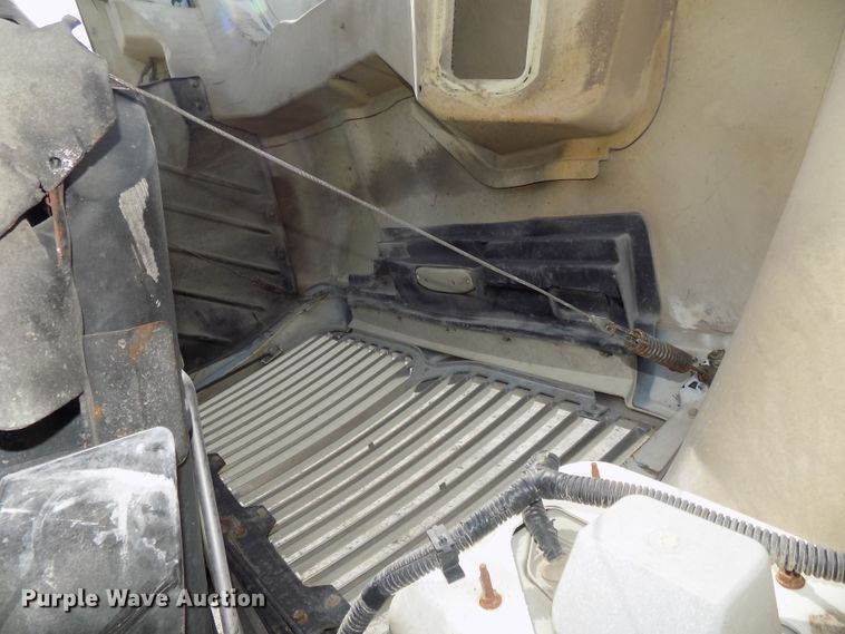 image for item DG2638 2004 International 7400  bucket truck