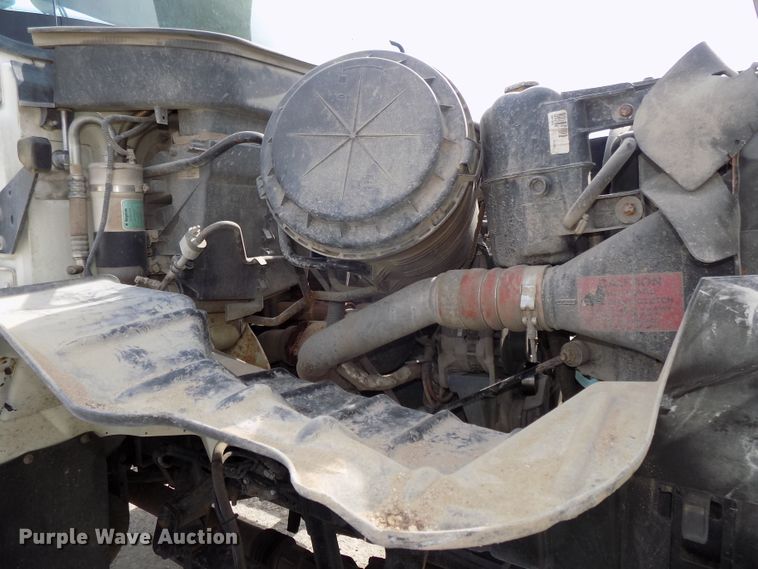 image for item DG2638 2004 International 7400  bucket truck