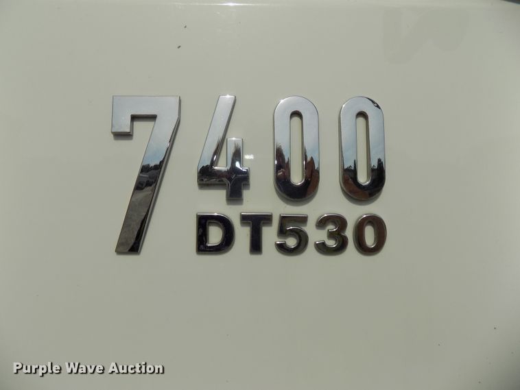 image for item DG2638 2004 International 7400  bucket truck