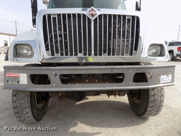 image for item DG2638 2004 International 7400  bucket truck