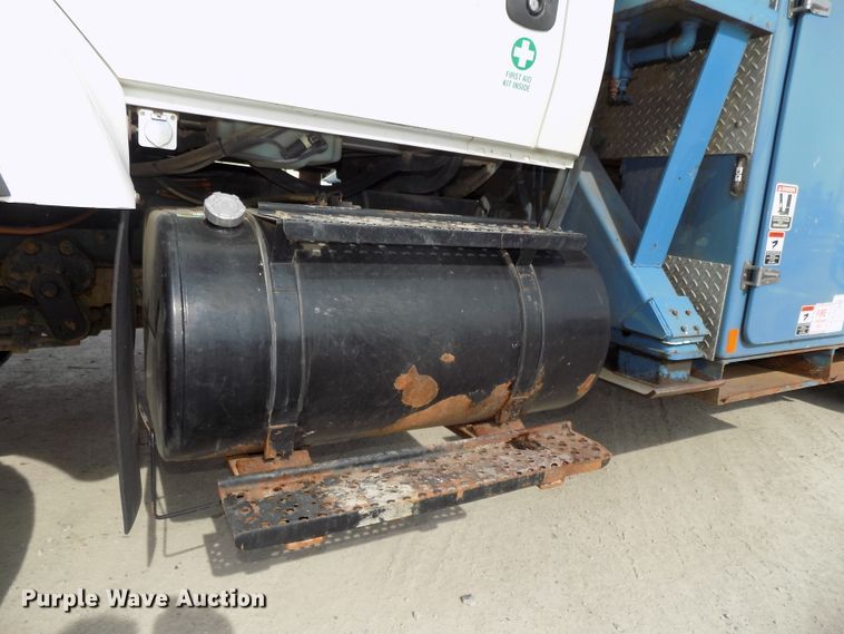 image for item DG2638 2004 International 7400  bucket truck