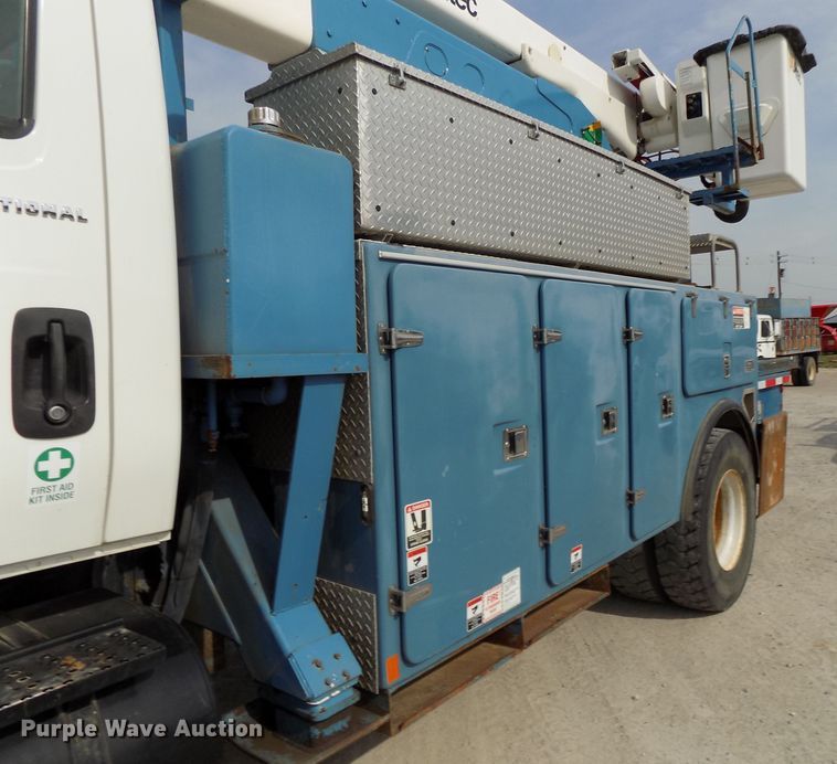 image for item DG2638 2004 International 7400  bucket truck