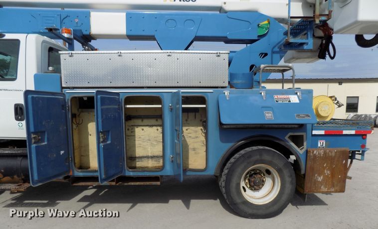 image for item DG2638 2004 International 7400  bucket truck