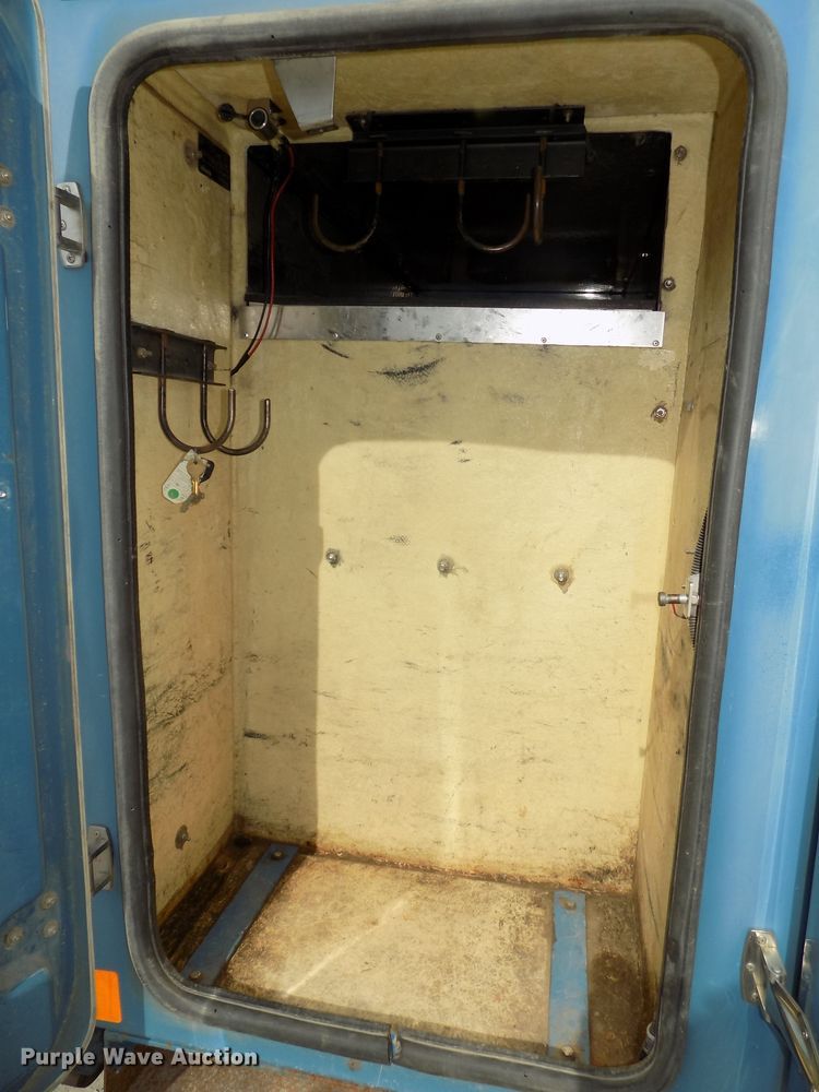 image for item DG2638 2004 International 7400  bucket truck