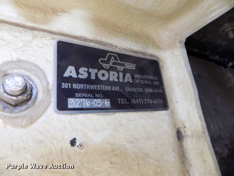 image for item DG2638 2004 International 7400  bucket truck