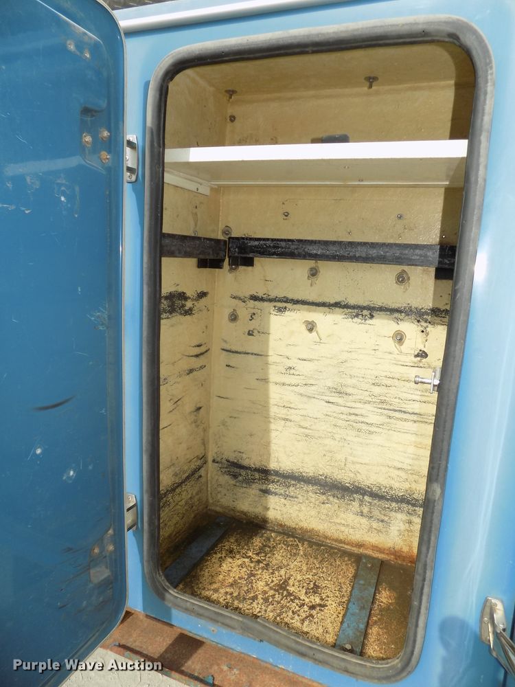 image for item DG2638 2004 International 7400  bucket truck