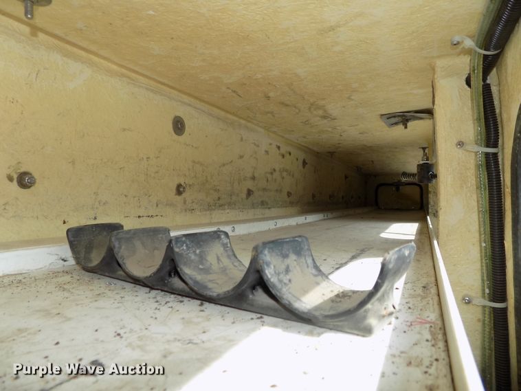 image for item DG2638 2004 International 7400  bucket truck