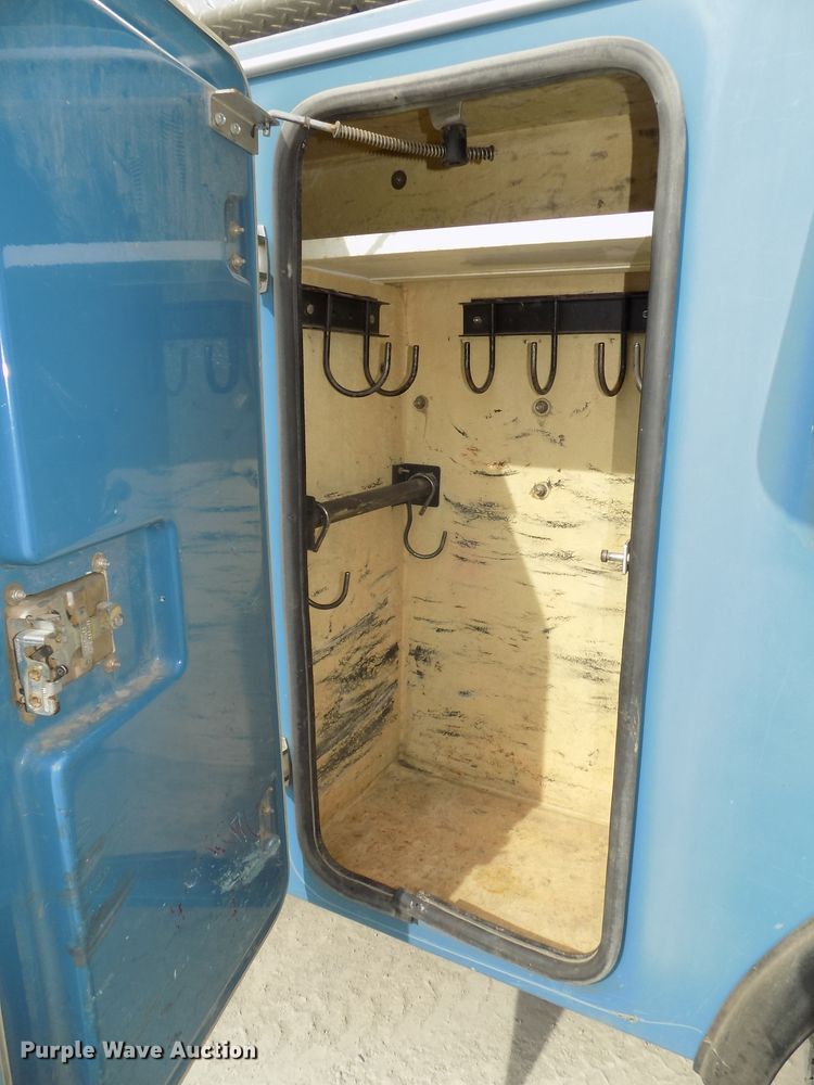 image for item DG2638 2004 International 7400  bucket truck