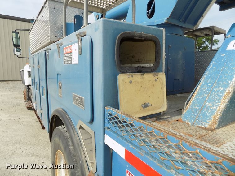 image for item DG2638 2004 International 7400  bucket truck