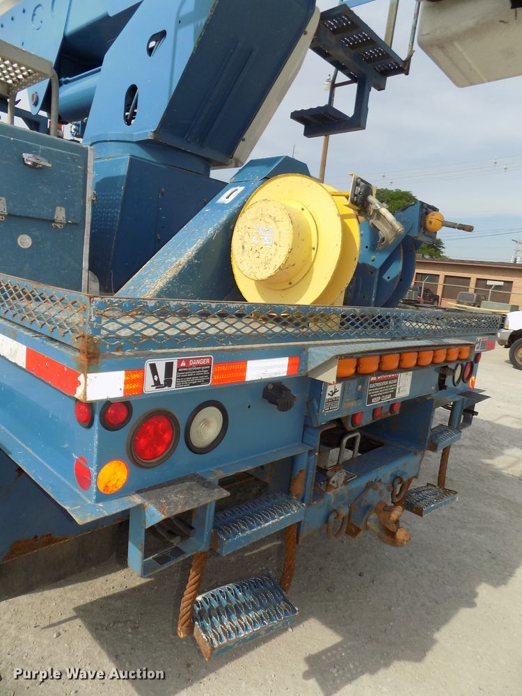 image for item DG2638 2004 International 7400  bucket truck