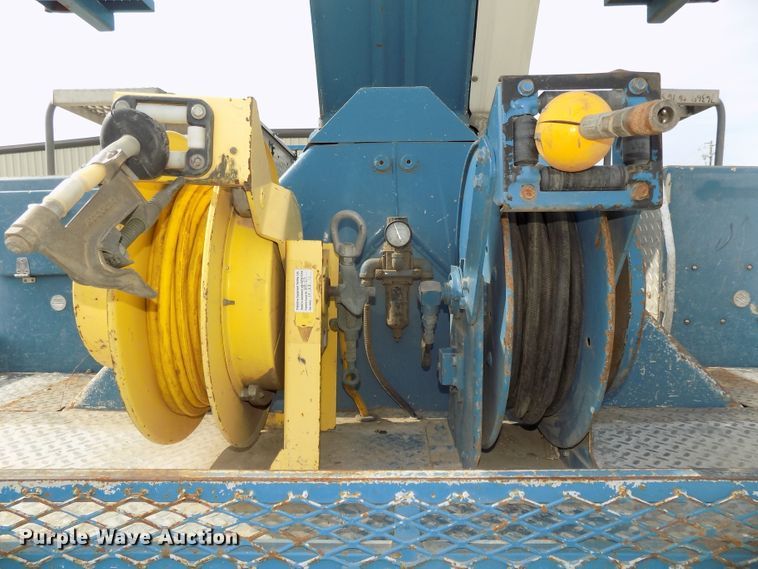 image for item DG2638 2004 International 7400  bucket truck