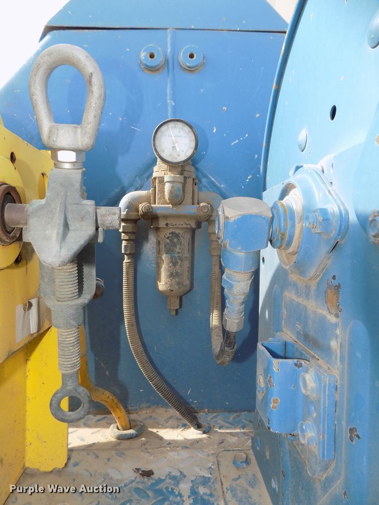 image for item DG2638 2004 International 7400  bucket truck