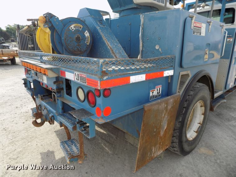 image for item DG2638 2004 International 7400  bucket truck