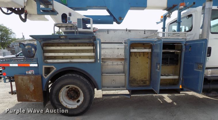 image for item DG2638 2004 International 7400  bucket truck