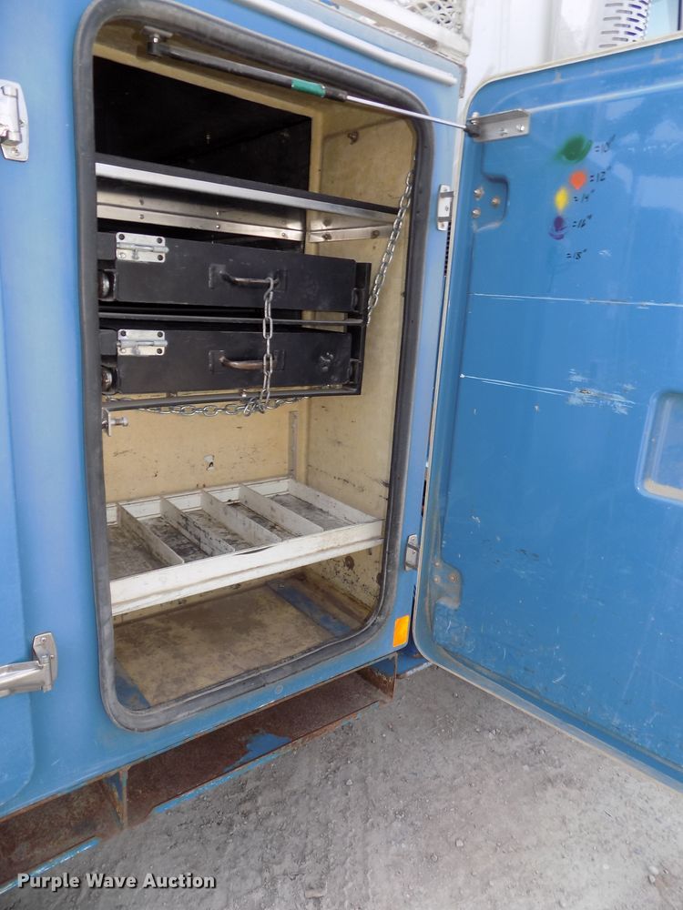 image for item DG2638 2004 International 7400  bucket truck