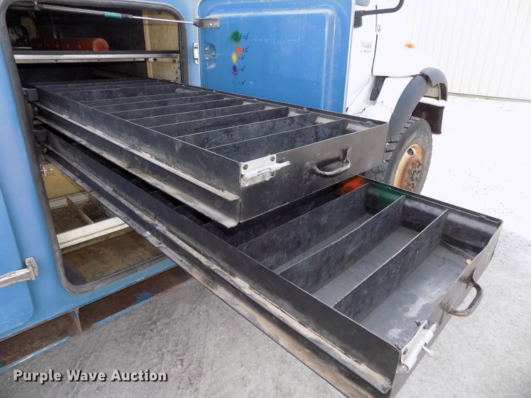 image for item DG2638 2004 International 7400  bucket truck