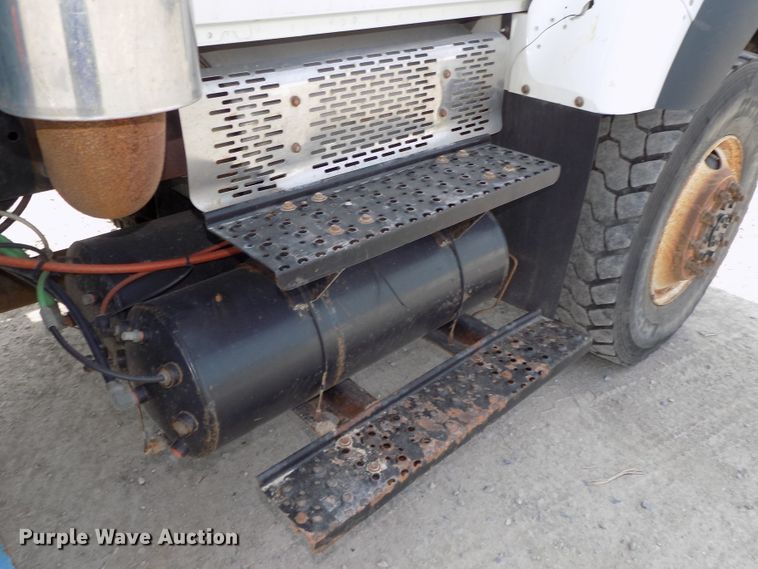 image for item DG2638 2004 International 7400  bucket truck