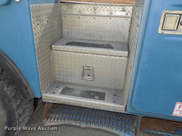 image for item DG2638 2004 International 7400  bucket truck