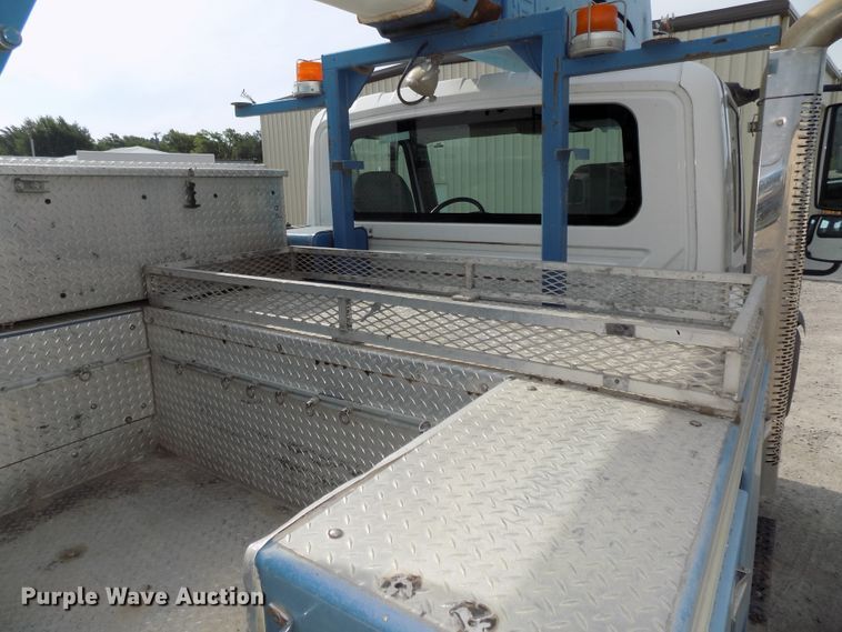 image for item DG2638 2004 International 7400  bucket truck