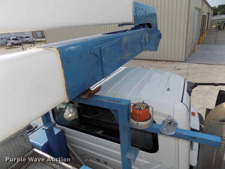 image for item DG2638 2004 International 7400  bucket truck