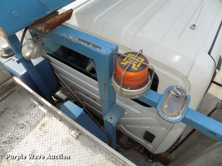 image for item DG2638 2004 International 7400  bucket truck