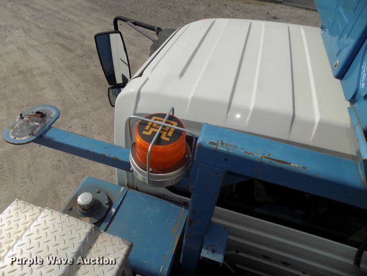 image for item DG2638 2004 International 7400  bucket truck