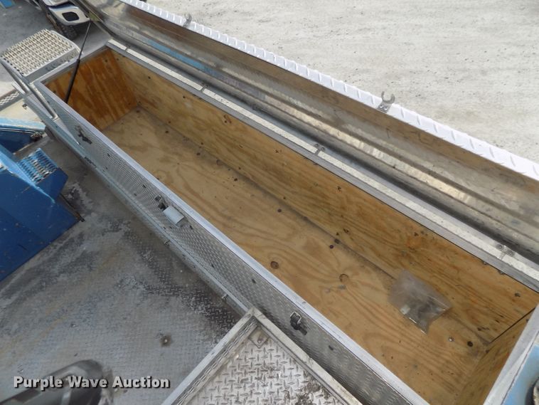 image for item DG2638 2004 International 7400  bucket truck