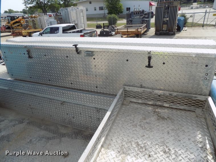 image for item DG2638 2004 International 7400  bucket truck