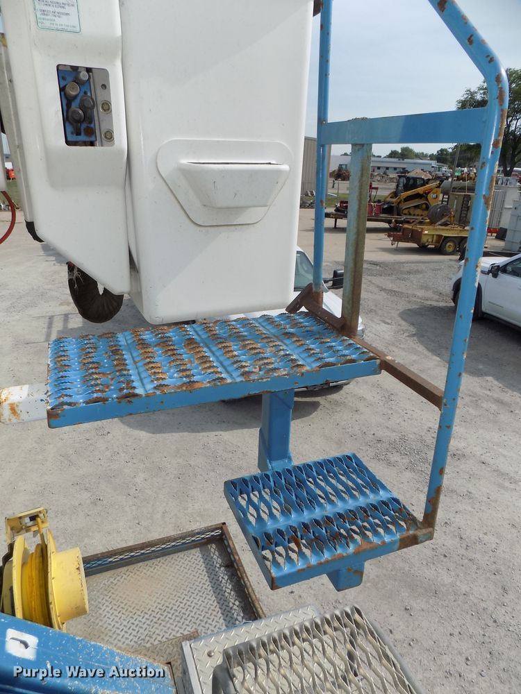 image for item DG2638 2004 International 7400  bucket truck