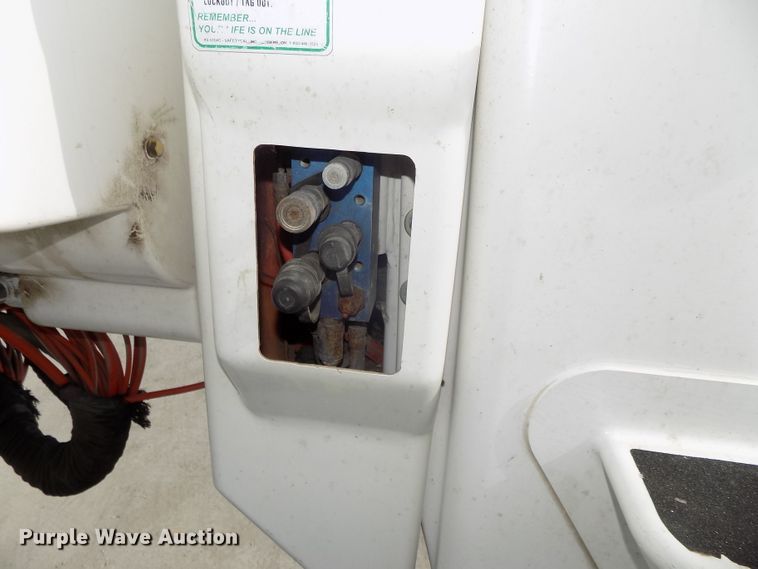 image for item DG2638 2004 International 7400  bucket truck