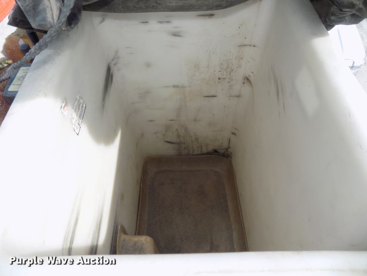 image for item DG2638 2004 International 7400  bucket truck