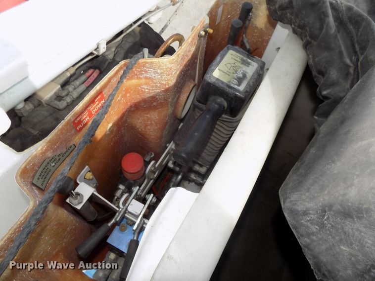 image for item DG2638 2004 International 7400  bucket truck