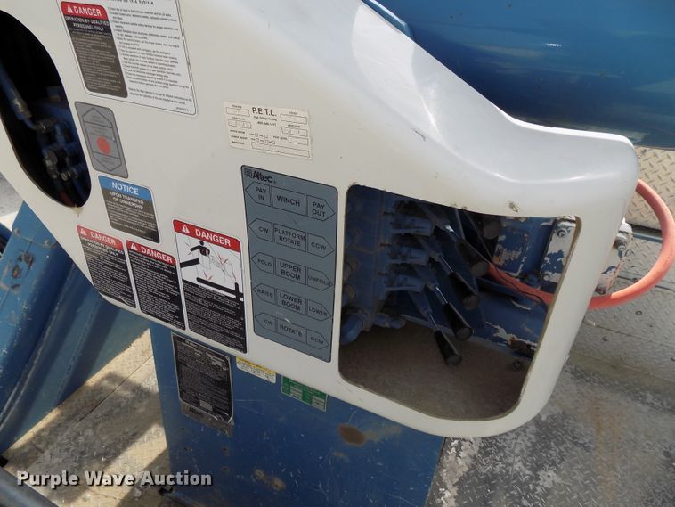 image for item DG2638 2004 International 7400  bucket truck