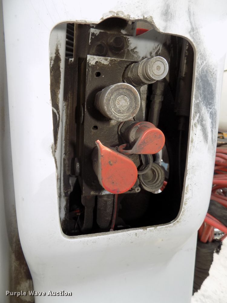 image for item DG2638 2004 International 7400  bucket truck