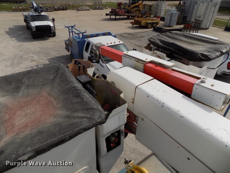 image for item DG2638 2004 International 7400  bucket truck