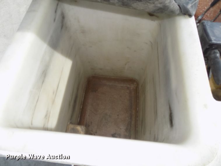 image for item DG2638 2004 International 7400  bucket truck