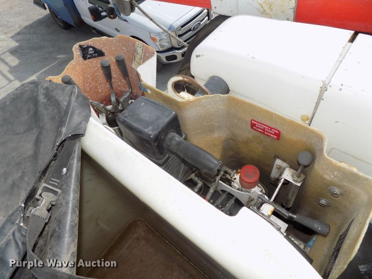 image for item DG2638 2004 International 7400  bucket truck