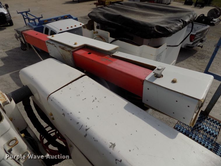 image for item DG2638 2004 International 7400  bucket truck