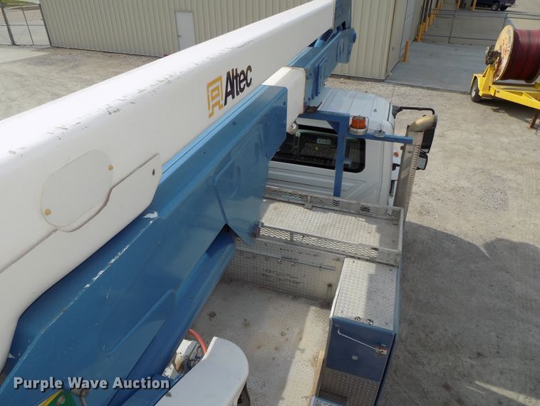 image for item DG2638 2004 International 7400  bucket truck