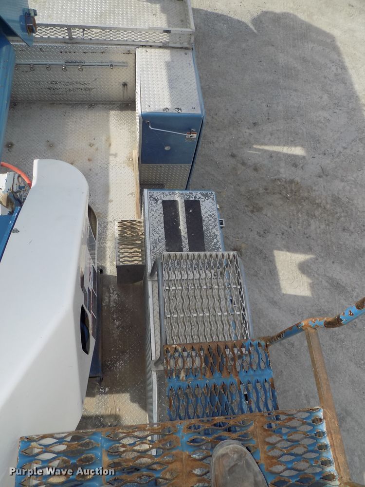 image for item DG2638 2004 International 7400  bucket truck