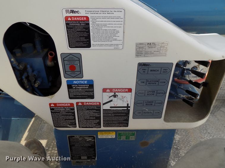 image for item DG2638 2004 International 7400  bucket truck