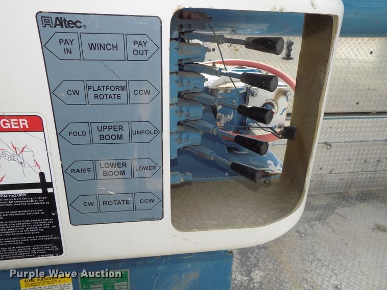 image for item DG2638 2004 International 7400  bucket truck