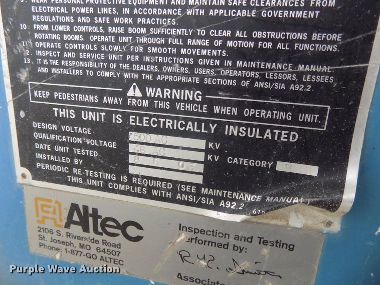 image for item DG2638 2004 International 7400  bucket truck