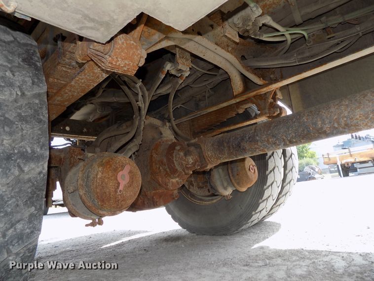 image for item DG2638 2004 International 7400  bucket truck