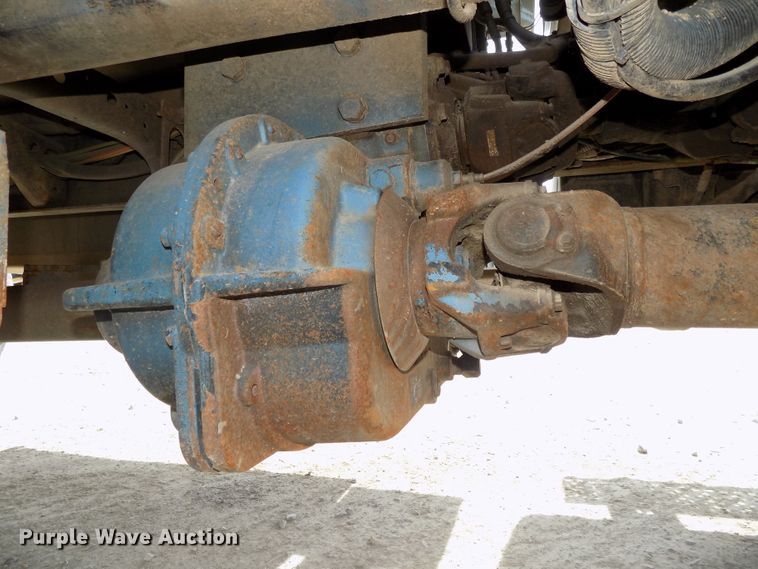 image for item DG2638 2004 International 7400  bucket truck