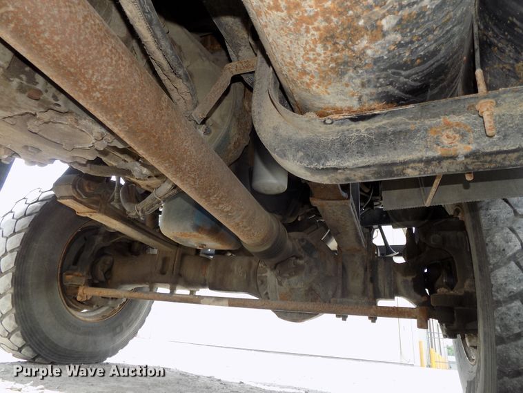 image for item DG2638 2004 International 7400  bucket truck